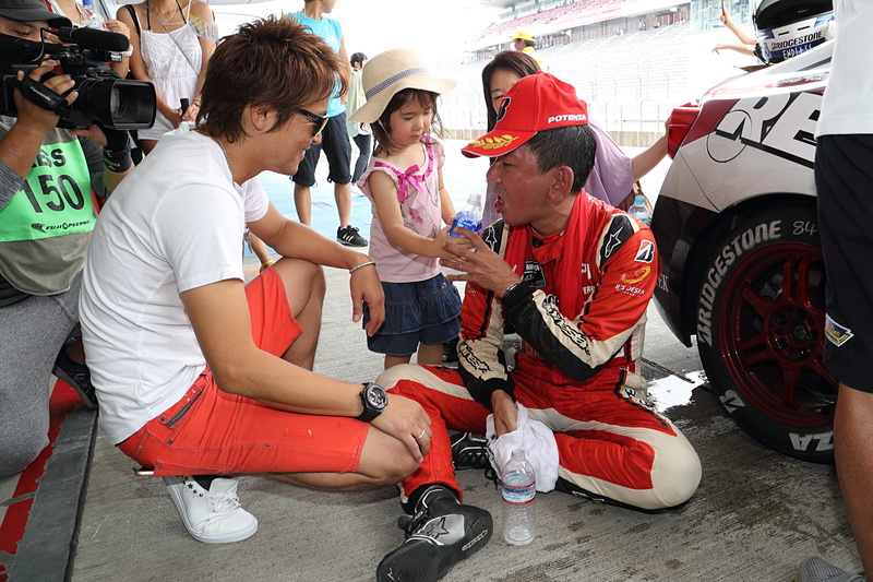 酷暑の中の真剣勝負でクルマから降りると汗だくのヘトヘト……。やや熱中症になりかけてしまい、高価だけれどクールスーツが本気で欲しくなった。それでも、迎えてくれた家族の笑顔も相まって、久々に楽しいレースができた