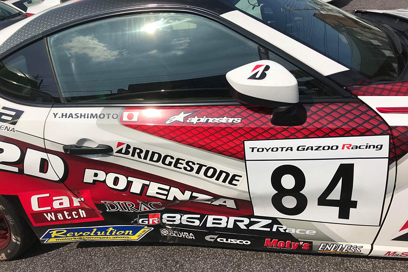 レース序盤でヒットしてまった右のドアまわりはなんと……。車両保険に入ってはいるが、免責額は20万円……