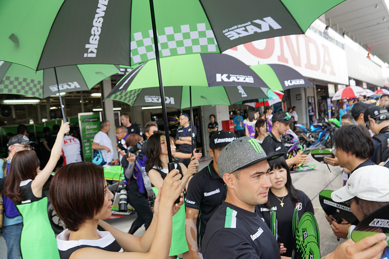 7月27日の予選でジョナサン・レイ選手が2分05秒168という驚異的なタイムを出した11号車Kawasaki Team GREENのピット