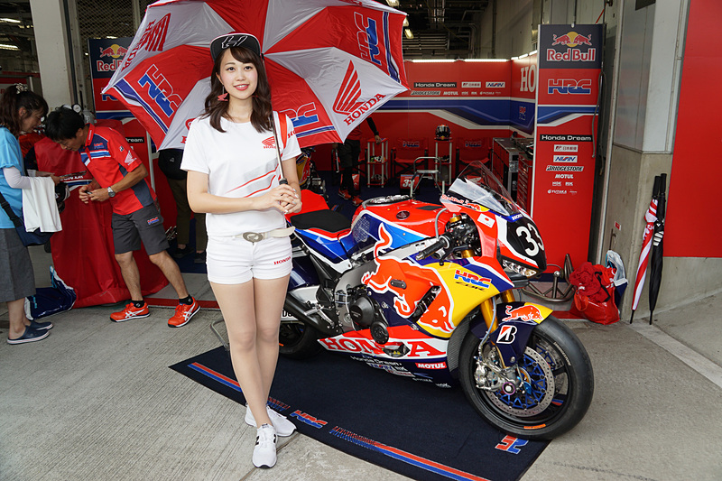 7月27日の予選3位。33号車Red Bull Honda with 日本郵便（高橋 巧/中上貴晶/パトリック・ジェイコブセン選手、Honda CBR1000RR SP2、BS）のレースクイーン