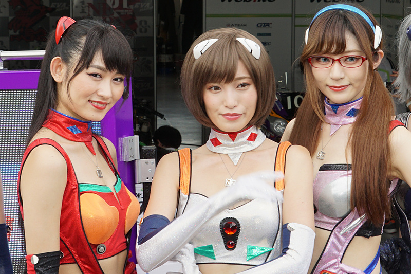 そのほかにも参戦チームのレースクイーンが登場した