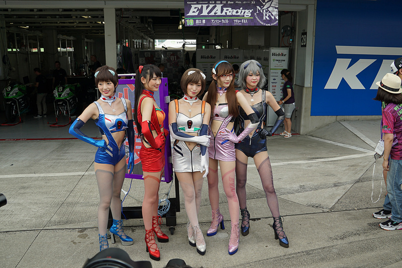 そのほかにも参戦チームのレースクイーンが登場した