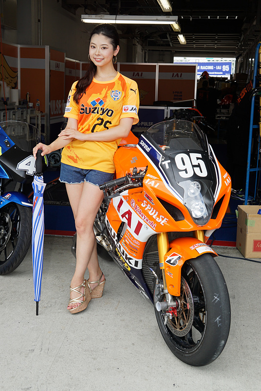 7月27日の予選6位：95号車S-PULSE DREAM RACING-IAI（生形秀之/トミー・ブライドウェル/渡辺一樹選手、SUZUKI GSX−R1000、BS）のレースクイーン