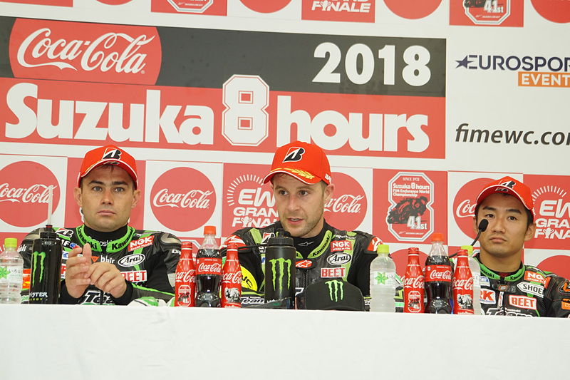 バイクやチームの調子のよさをアピールしたレオン・ハスラム選手（左）