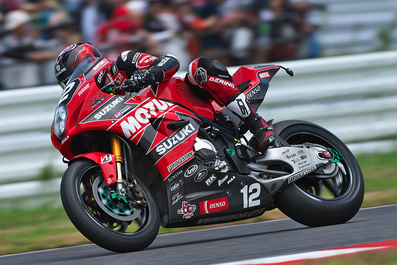 一時はトップに立ったものの転倒で後退してしまった12号車ヨシムラ スズキ MOTUL（津田拓也/シルバン・ギュントーリ/ブラッドリー・レイ選手、SUZUKI GSX−R1000、BS）