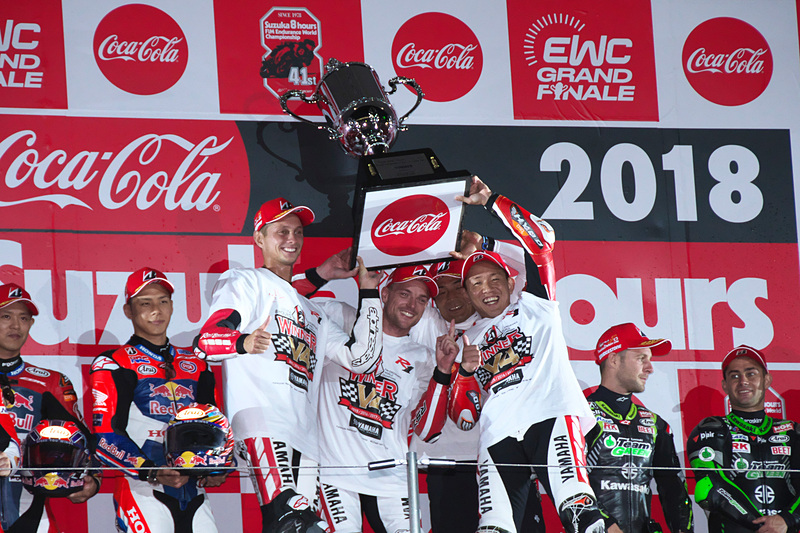 優勝カップを掲げるYAMAHA FACTORY RACING TEAMの3人