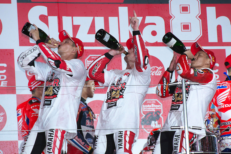 シャンパンをあおるパフォーマンスも