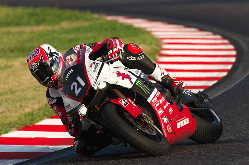 2番手を引き離しにかかる21号車のマイケル・ファン・デル・マーク選手