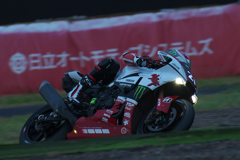 日没を迎え、トップを走るのは21号車YAMAHA FACTORY RACING TEAM