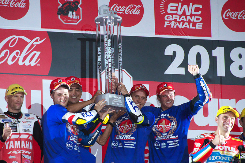 ポディウムで喜びを爆発させるF.C.C. TSR Honda Franceチーム