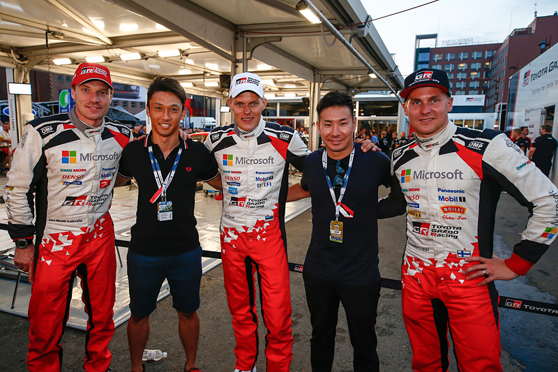 中嶋一貴氏と小林可夢偉氏が来訪。写真左から、ヤリ-マティ・ラトバラ選手、中嶋一貴氏、オット・タナック選手、小林可夢偉氏、エサペッカ・ラッピ選手