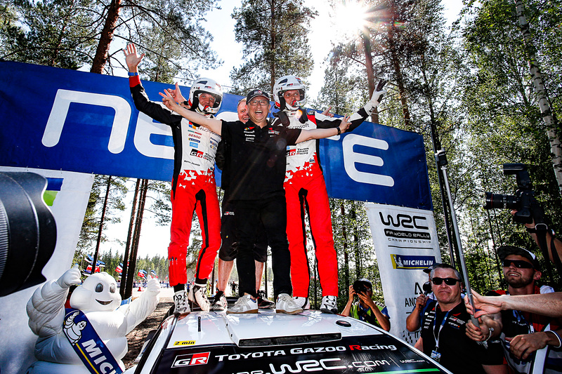 左からマルティン・ヤルヴェオヤ選手、豊田章男チーム総代表、オット・タナック選手