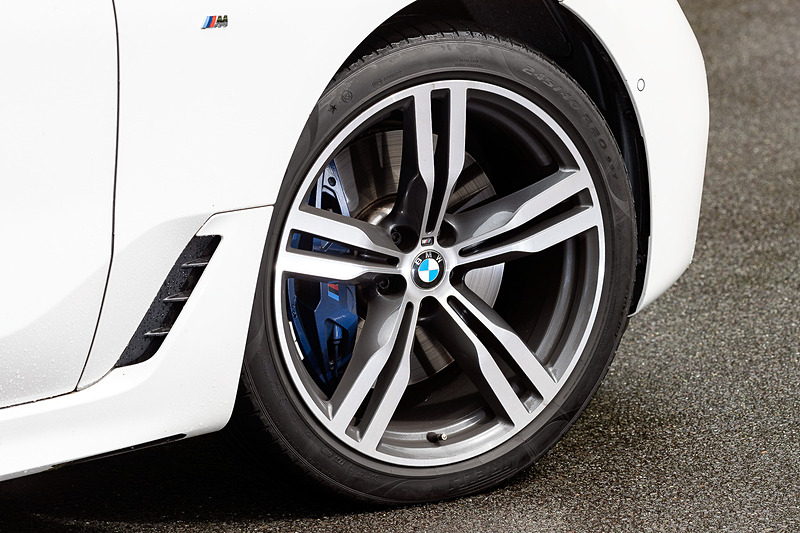 パワートレーンは直列6気筒DOHC 3.0リッター直噴ターボエンジンに8速ATの組み合わせ。最高出力250kW（340PS）/5500rpm、最大トルク450N・m（45.9kmf・m）/1380-5200rpmを発生し、JC08モード燃費は10.9km/Lとなっている