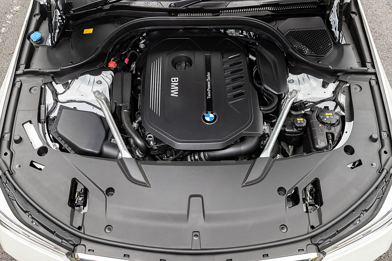 パワートレーンは直列6気筒DOHC 3.0リッター直噴ターボエンジンに8速ATの組み合わせ。最高出力250kW（340PS）/5500rpm、最大トルク450N・m（45.9kmf・m）/1380-5200rpmを発生し、JC08モード燃費は10.9km/Lとなっている