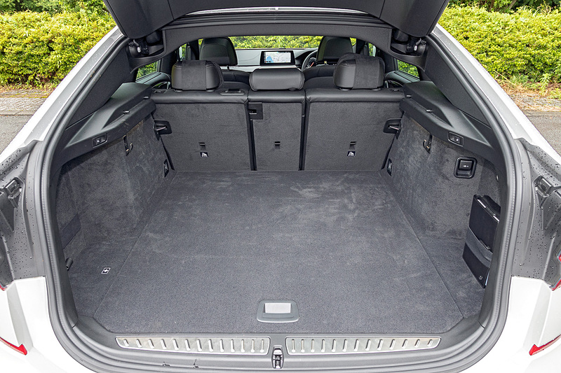 リアシートは40：20：40の分割可倒式で、ラゲッジルームの容量は610L～1800Lに広げることができる