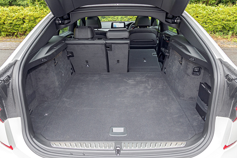 リアシートは40：20：40の分割可倒式で、ラゲッジルームの容量は610L～1800Lに広げることができる
