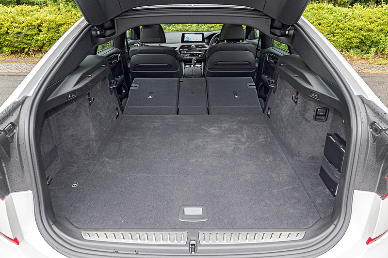 リアシートは40：20：40の分割可倒式で、ラゲッジルームの容量は610L～1800Lに広げることができる