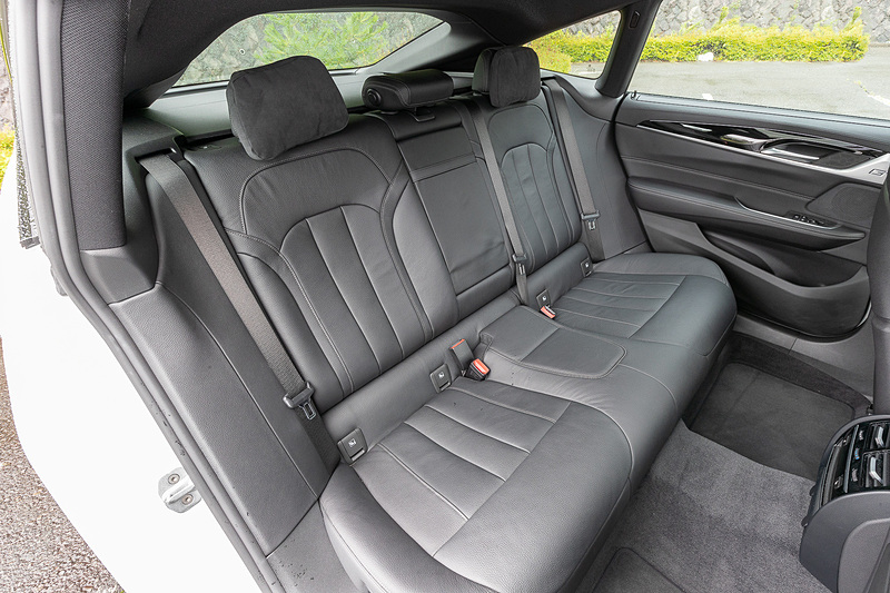 インテリアでは高めのシートポジションとドライバー・オリエンテッドなコックピットデザインを採用。タッチパネルやジェスチャーコントロールが備わる「iDriveナビゲーション・システム」などを採用するとともに、安全機能・運転支援システム「ドライビング・アシスト・プラス」も標準装備