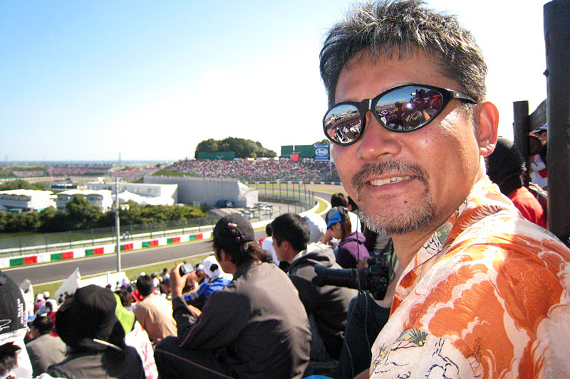 逆バンク立ち上がりの自由席。人、人、人でぎっしり