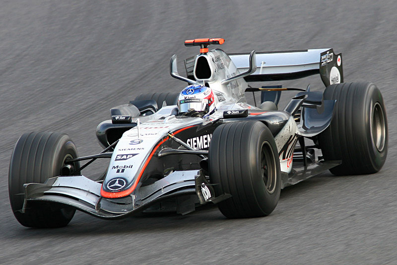 最終ラップの1コーナーでトップに立ったライコネン