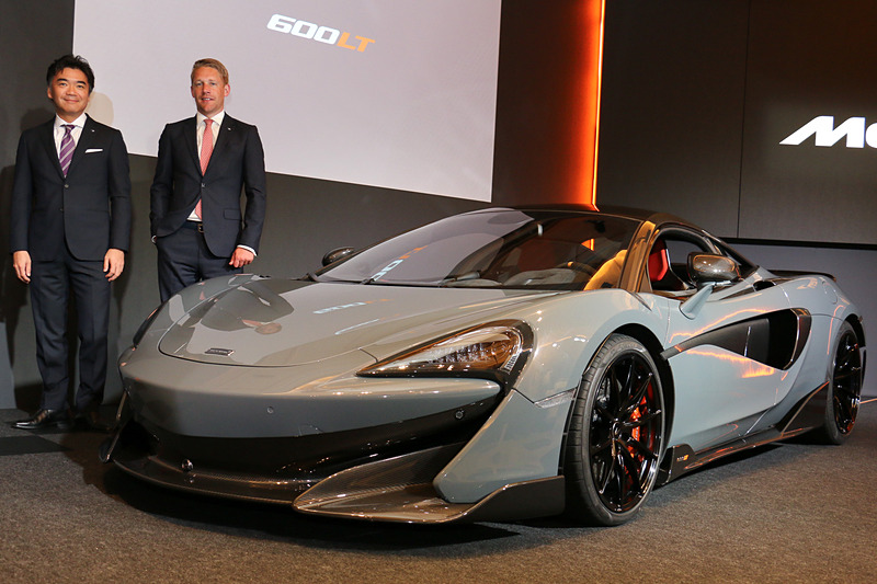 7月30日に開催されたマクラーレンの新型“スポーツシリーズ”「600LT（シックスハンドレッドエルティ）」発表会。マクラーレン・オートモーティブ アジア 日本代表 正本嘉宏氏（左）と英マクラーレン・オートモーティブ Commercial Operations Director アレックス・ロング氏（右）が登壇した