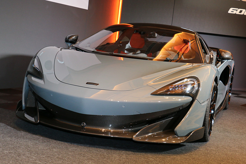 ボディサイズは4604×2045×1194mm（全長×全幅×全高）、ホイールベースは2670mm。車両重量は1356kg