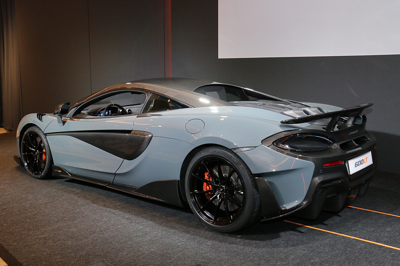 ボディサイズは4604×2045×1194mm（全長×全幅×全高）、ホイールベースは2670mm。車両重量は1356kg