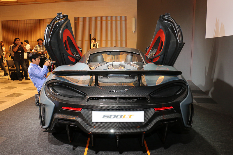 マクラーレンの他のモデルと同様、左右のドアは前方側に設定された2カ所を支点にダンパーで跳ね上げるスタイル