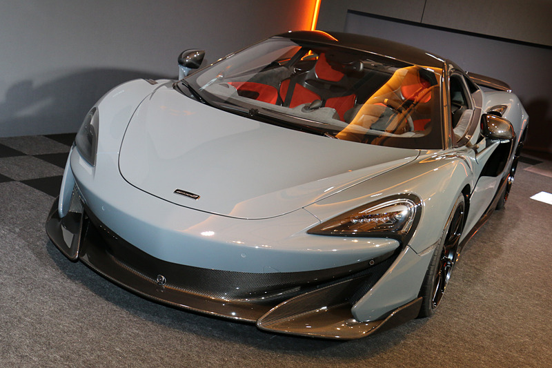 エンジンをキャビン後方に搭載する縦置きミッドシップレイアウトを採用しており、フロントノーズには収納スペースを設定する