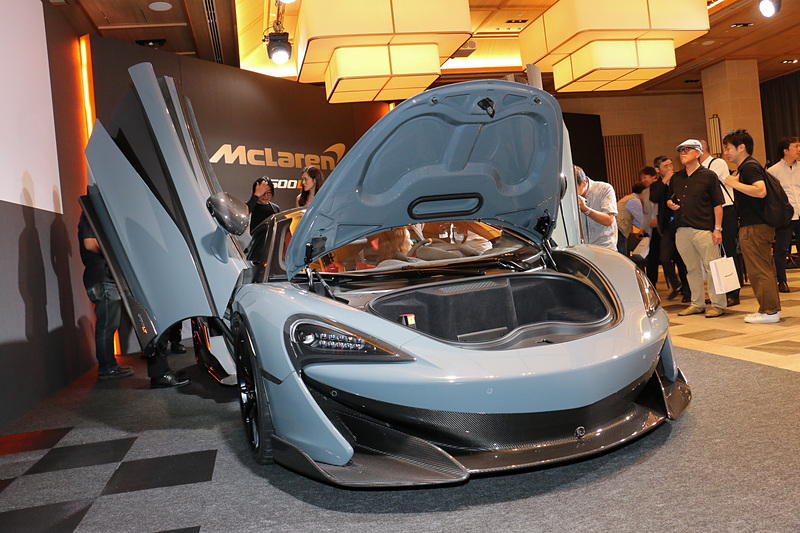 エンジンをキャビン後方に搭載する縦置きミッドシップレイアウトを採用しており、フロントノーズには収納スペースを設定する