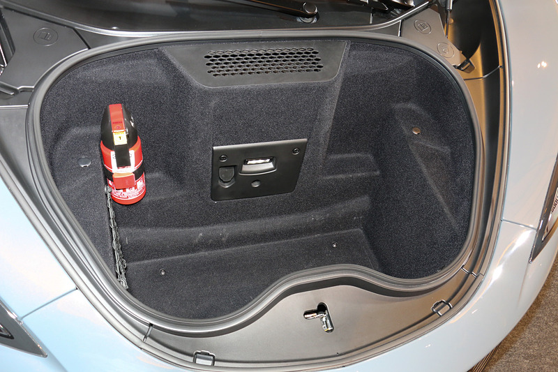 エンジンをキャビン後方に搭載する縦置きミッドシップレイアウトを採用しており、フロントノーズには収納スペースを設定する