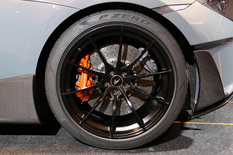 フロントが225/35 R19、リアが285/35 R20のピレリ「P-ZERO Trofeo R」タイヤを装着。超軽量アルミアロイホイールも採用されている