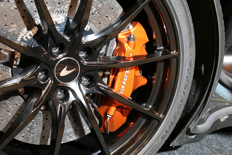 ブレーキはフロント6ピストン、リア4ピストンのアルミニウム製ブレーキキャリパーとフロント390mm、リア380mmのカーボンセラミック製ブレーキディスクを採用。ブレーキブースターは「マクラーレン セナ」の開発ノウハウが生かされた新タイプとなっている