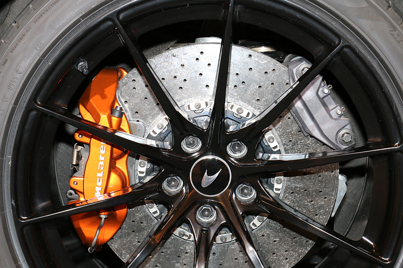 ブレーキはフロント6ピストン、リア4ピストンのアルミニウム製ブレーキキャリパーとフロント390mm、リア380mmのカーボンセラミック製ブレーキディスクを採用。ブレーキブースターは「マクラーレン セナ」の開発ノウハウが生かされた新タイプとなっている