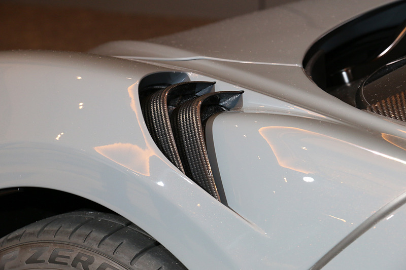 外装のエアロパーツにはカーボンファイバー素材を積極的に採用。軽量化を推し進めつつ、250km/h走行時のダウンフォースを100kg増大させている