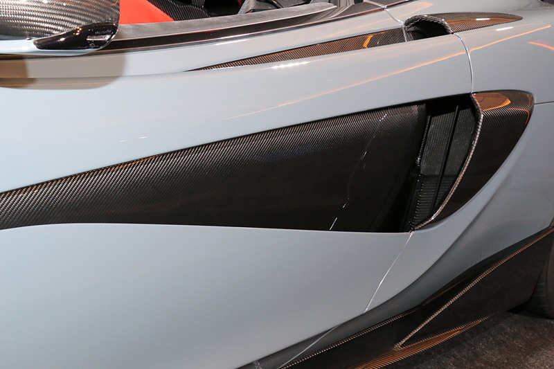 外装のエアロパーツにはカーボンファイバー素材を積極的に採用。軽量化を推し進めつつ、250km/h走行時のダウンフォースを100kg増大させている