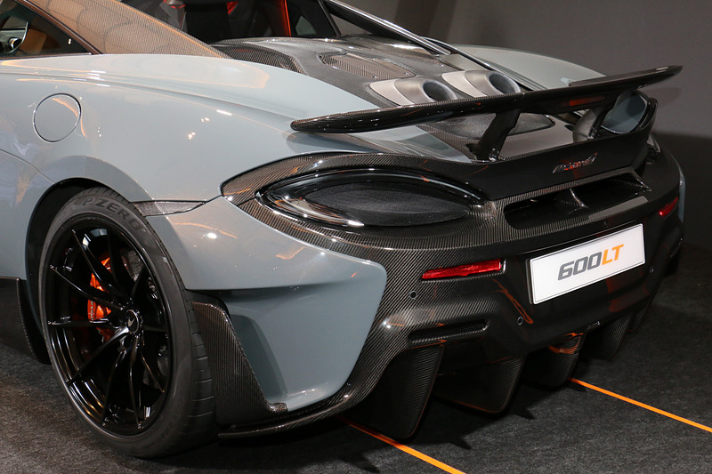 外装のエアロパーツにはカーボンファイバー素材を積極的に採用。軽量化を推し進めつつ、250km/h走行時のダウンフォースを100kg増大させている