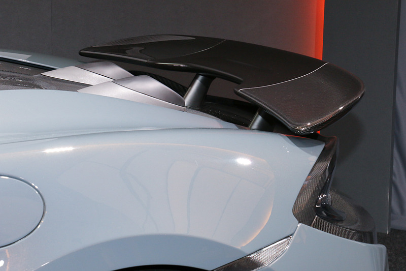 外装のエアロパーツにはカーボンファイバー素材を積極的に採用。軽量化を推し進めつつ、250km/h走行時のダウンフォースを100kg増大させている