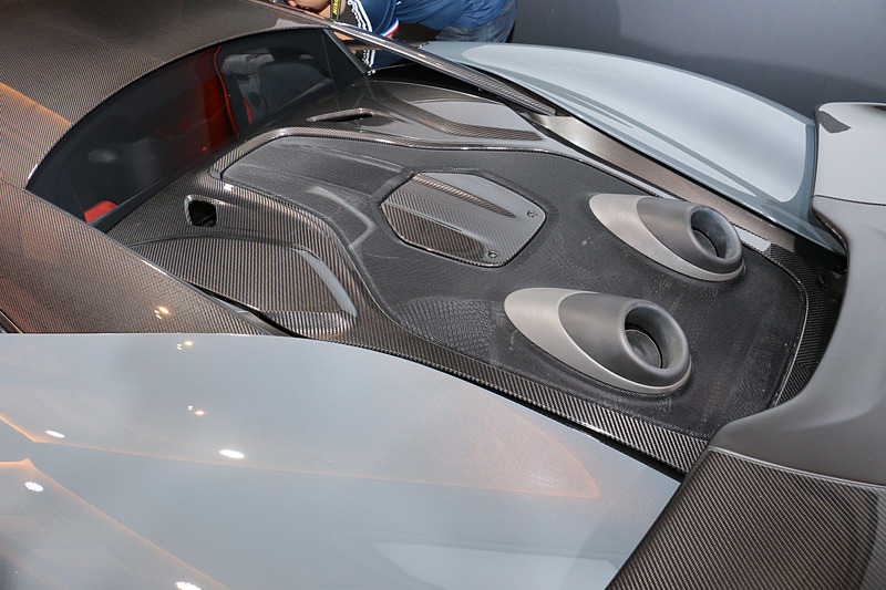 V型8気筒 3.8リッターツインターボ「M838TE」エンジンは600PS/7500rpm、620N･m/5500-6500rpmを発生。最適化を目指したエンジンマネジメントシステム、エンジン直近の排気レイアウトで背圧を低下させる「トップエグジット型」エキゾーストシステムの採用、冷却システムの改良などによって30PS/20N･mの出力アップを実現。公式プロモーションムービー内でも描写されているように、エンジン負荷が高い状況ではマフラーエンドから炎を吹き上げることもあり、対策として固定式リアウィングの中央部分には熱対策が施されている