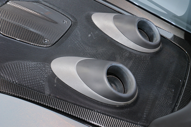 V型8気筒 3.8リッターツインターボ「M838TE」エンジンは600PS/7500rpm、620N･m/5500-6500rpmを発生。最適化を目指したエンジンマネジメントシステム、エンジン直近の排気レイアウトで背圧を低下させる「トップエグジット型」エキゾーストシステムの採用、冷却システムの改良などによって30PS/20N･mの出力アップを実現。公式プロモーションムービー内でも描写されているように、エンジン負荷が高い状況ではマフラーエンドから炎を吹き上げることもあり、対策として固定式リアウィングの中央部分には熱対策が施されている