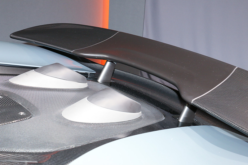 V型8気筒 3.8リッターツインターボ「M838TE」エンジンは600PS/7500rpm、620N･m/5500-6500rpmを発生。最適化を目指したエンジンマネジメントシステム、エンジン直近の排気レイアウトで背圧を低下させる「トップエグジット型」エキゾーストシステムの採用、冷却システムの改良などによって30PS/20N･mの出力アップを実現。公式プロモーションムービー内でも描写されているように、エンジン負荷が高い状況ではマフラーエンドから炎を吹き上げることもあり、対策として固定式リアウィングの中央部分には熱対策が施されている