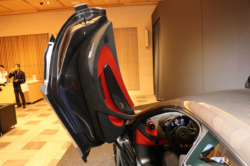 運転席側のドアトリムにフロントの収納スペースのリッドオープナーなどを設定