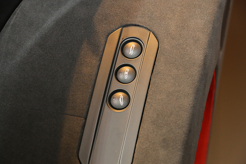 運転席側のドアトリムにフロントの収納スペースのリッドオープナーなどを設定