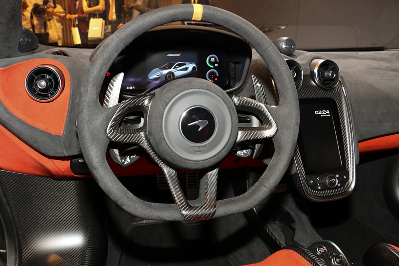 軽量なアルカンターラをトリム素材に多用し、シート下のカーペットを削除した600LTのインテリア