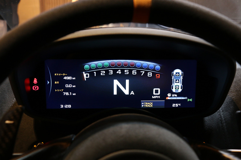 メーターパネルはフルデジタル式。左のオープニング画面から中央のメーター表示に移行。また、走行モードで「トラック」を選択するとメーターパネルも専用表示（右）に変化する