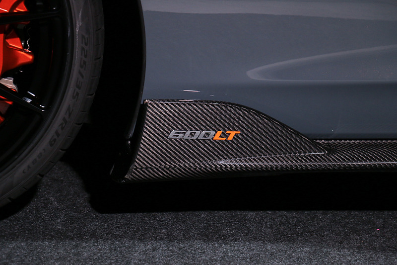 フロントタイヤの後方に加え、ドアを開けた時に見えるカーボンファイバー製「モノセルII」にも車名ロゴを設定