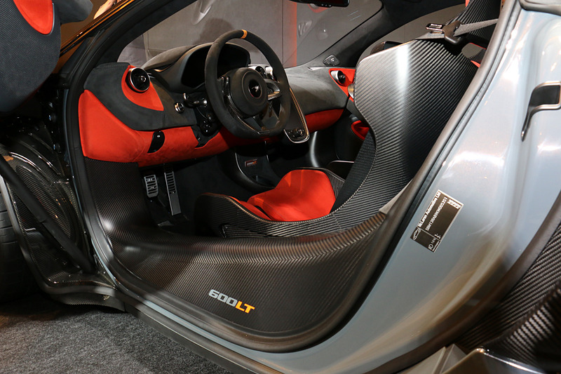 フロントタイヤの後方に加え、ドアを開けた時に見えるカーボンファイバー製「モノセルII」にも車名ロゴを設定