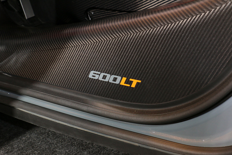 フロントタイヤの後方に加え、ドアを開けた時に見えるカーボンファイバー製「モノセルII」にも車名ロゴを設定