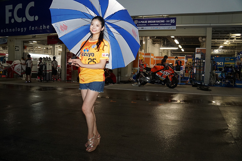台風12号を考慮して開催時刻が前倒された「前夜祭」で行なわれたレースクイーンフォトセッション