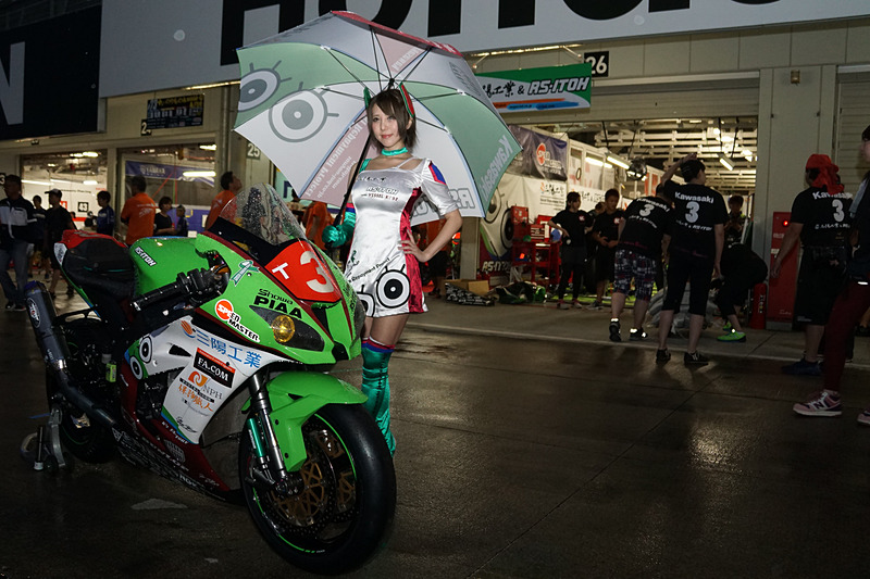 台風12号を考慮して開催時刻が前倒された「前夜祭」で行なわれたレースクイーンフォトセッション